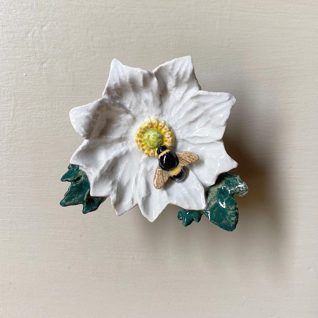 Poignée de porte fleur sauvage blanche et abeille