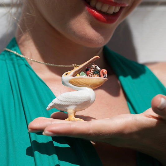 Grand collier de pélican affamé