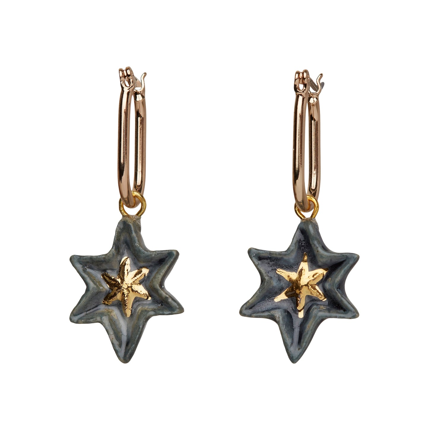 Boucles d'oreilles Huggie étoile gris bleu et or dans étoile