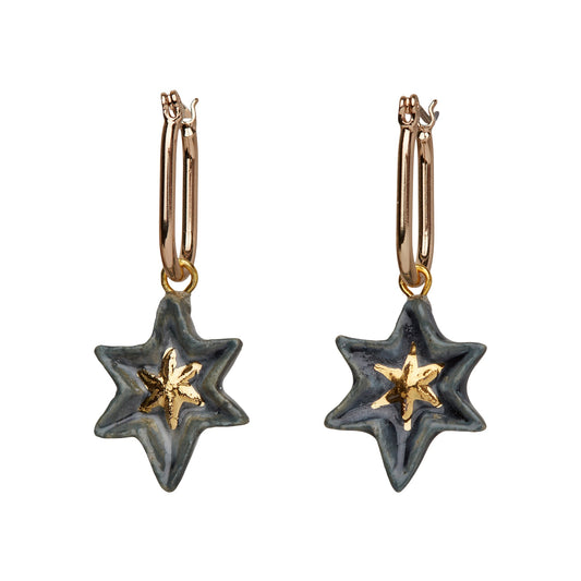 Boucles d'oreilles Huggie étoile gris bleu et or dans étoile