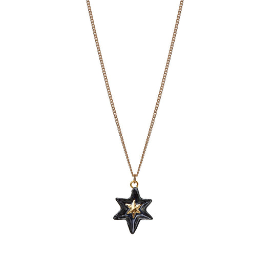 Étoile bleue et dorée dans un collier étoile
